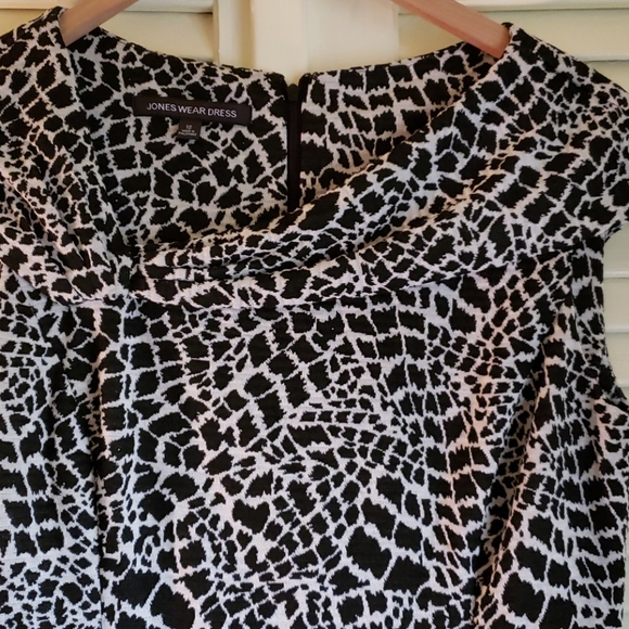 Dress by Jones Wear - Picture 4 of 6